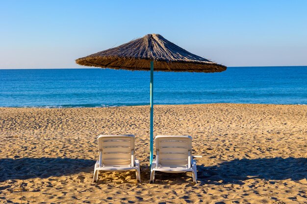 Zdjęcie letni wiatr na spokojnej plaży