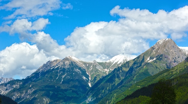 Letni widok na góry Alp (Warth, Vorarlberg, Austria).