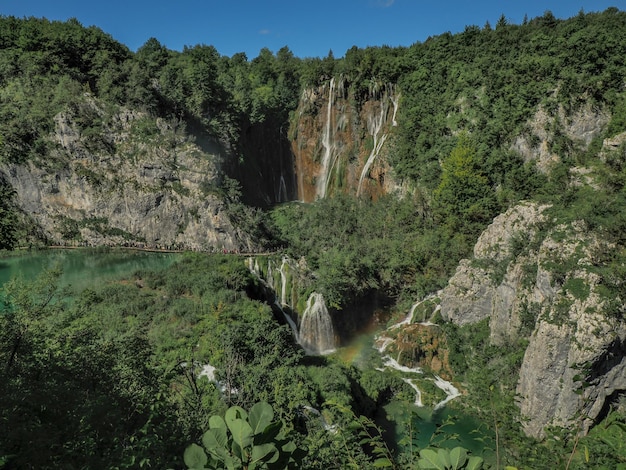 Letni widok na jeziora wodne i piękne wodospady w Parku Narodowym Jezior Plitwickich w Chorwacji