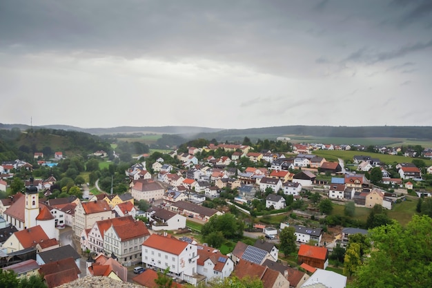 letni widok na miasto kipfenberg w pochmurną pogodę