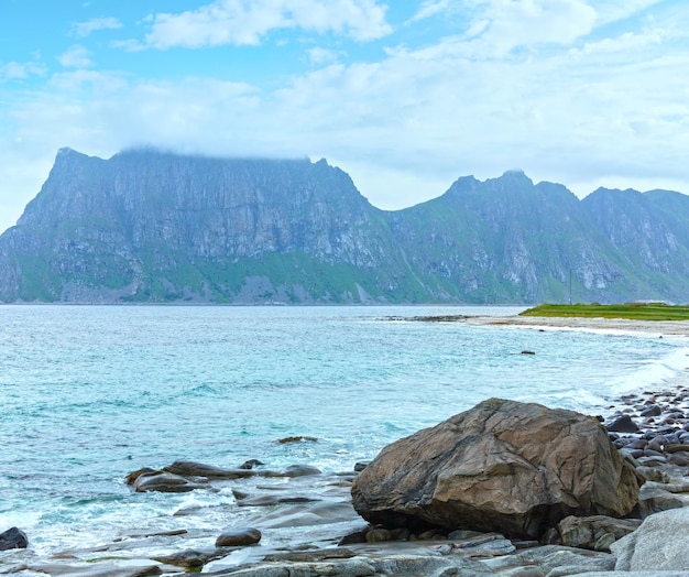 Letni widok na plażę Haukland Norwegia Lofoty