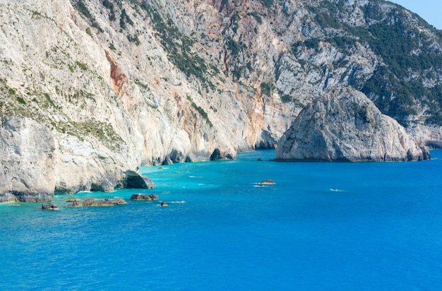 Letni widok na skaliste wybrzeże w pobliżu plaży Porto Katsiki na Morzu Jońskim (Lefkada, Grecja)