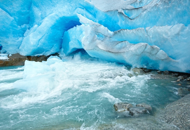 Letni widok na topniejący lodowiec Nigardsbreen