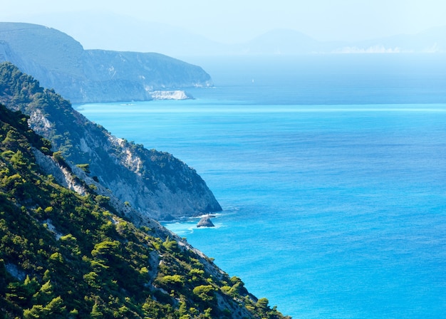 Letni widok na wybrzeże wyspy Lefkada z góry (Grecja)
