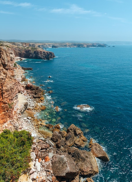 Letni widok skaliste wybrzeże Atlantyku, Aljezur, Algarve zachód, Costa Vicentina, Portugalia.