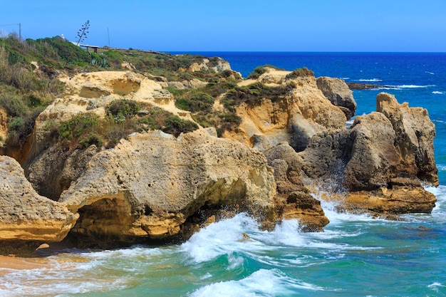 Letni Widok Skaliste Wybrzeże Atlantyku (obrzeża Albufeiry, Algarve, Portugalia).