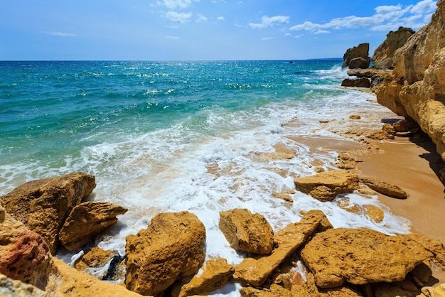 Letni widok skaliste wybrzeże Atlantyku (obrzeża Albufeiry, Algarve, Portugalia).
