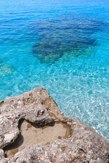 Letni widok skaliste wybrzeże Morza Jońskiego (plaża Drymades, Albania).