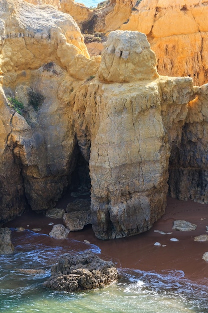 Letni widok skaliste wybrzeże Oceanu Atlantyckiego (Algarve, Portugalia).