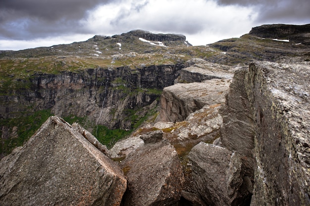 Letni widok Trolltunga w Odda, jezioro Ringedalsvatnet, Norwegia.