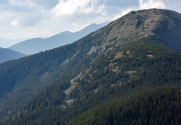 Letni widok z góry Karpaty ze szczytu góry Homiak (Gorgany, Ukraina).