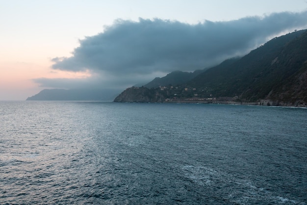 Letni wieczór Corniglia widok z Manarola Cinque Terre Włochy