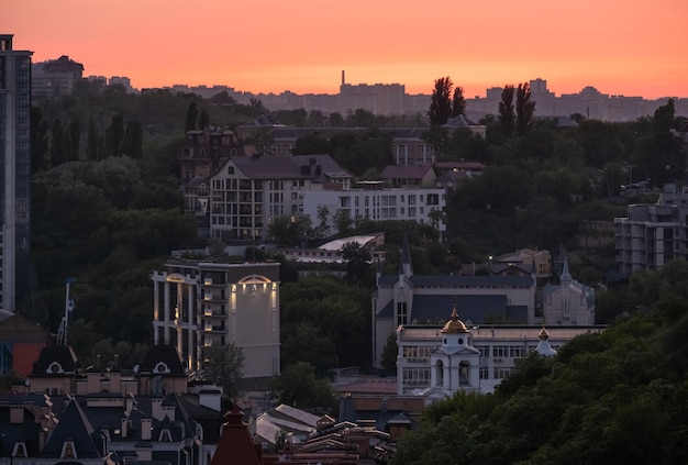 Letni wieczór po zachodzie słońca malowniczy widok na miasto Kijów Ukraina