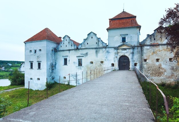 Letni Wieczór Widok Zamku Svirzh (obwód Lwowski, Ukraina. Zbudowany W Xv-xvii Wieku.)