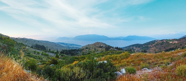 Letni zamglony widok na wybrzeże wieczorem Kefalonia Grecja