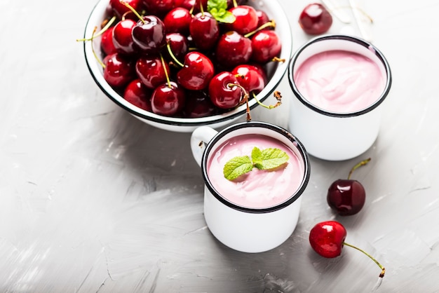 Letni zdrowy jogurt z wiśnią