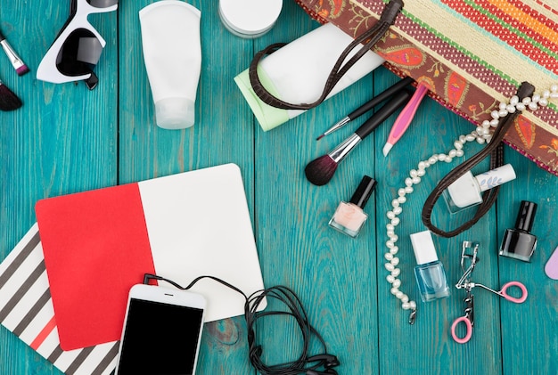 Letni zestaw damski ze słomianą torbą smartfon ze słuchawkami notatniki okulary przeciwsłoneczne kosmetyki do makijażu i niezbędniki