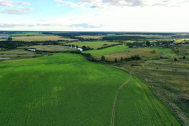 letnia droga widok z góry dron, tło krajobrazu przyrody