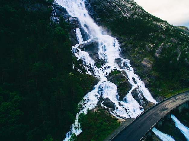 Letnia góra Wodospad Langfoss na zboczu (Etne, Norwegia). Zdjęcie lotnicze drony