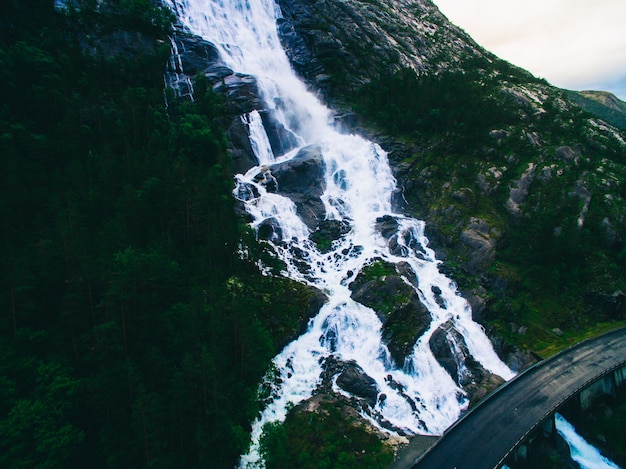 Letnia góra Wodospad Langfoss na zboczu (Etne, Norwegia). Zdjęcie lotnicze drony