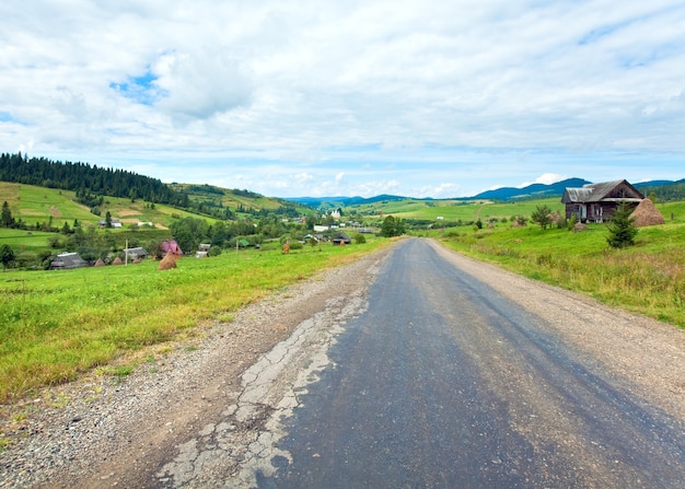 Letnia Górska Wioska I Wiejska Droga (karpaty, Ukraina)