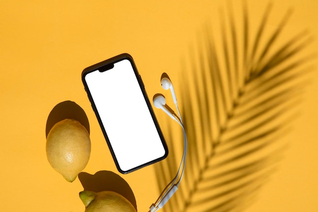 Letnia makieta smartfona pusty smartfon cytryny i cień liści palmowych