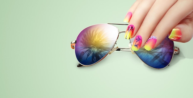 Letnia moda i pielęgnacja dłoni z okularami przeciwsłonecznymi