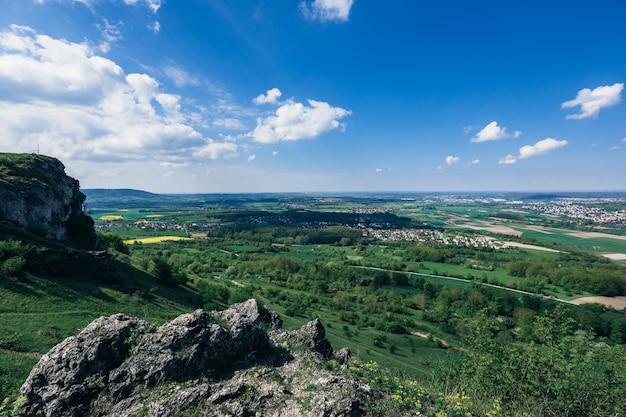 Letnia panorama gór w Europie