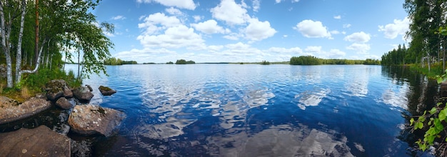 Letnia panorama jeziora Rutajarvi Finlandia