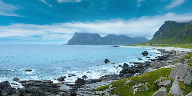 Letnia panorama plaży Haukland Norwegia Lofoty