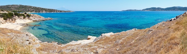 Letnia panorama wybrzeża morskiego Chalkidiki Grecja