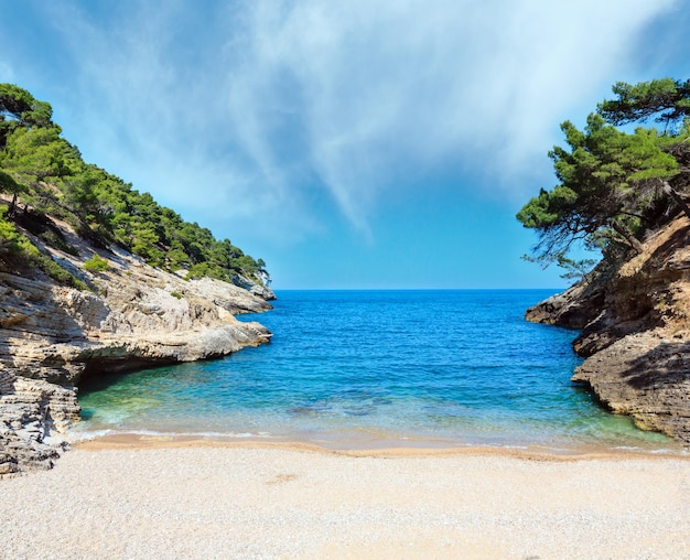 Letnia plaża Baia della Pergola Apulia Włochy