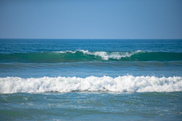 Letnia plaża fale oceanu na tropikalnym morzu z głębokimi błękitnymi falami Spokojne morze w tle oceanu