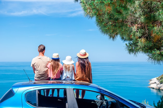 Letnia podróż samochodem i młoda rodzina na wakacjach