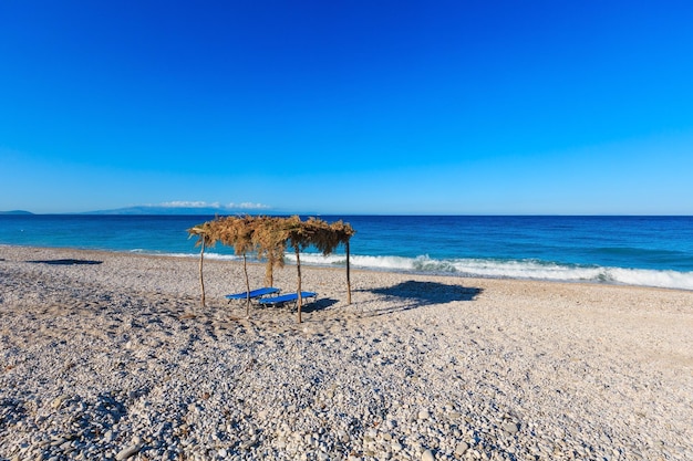 Letnia poranna plaża z leżakami i baldachimem Albania