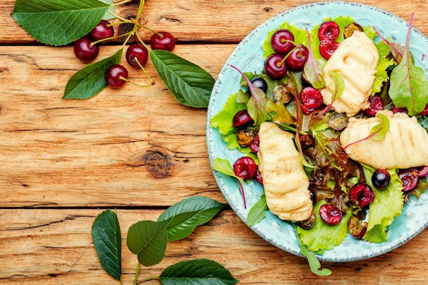 Letnia sałatka z sałaty liściastej, sera halloumi i wiśni