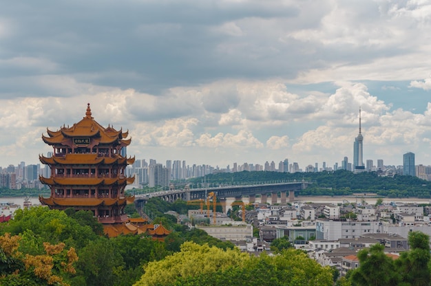 Zdjęcie letnia sceneria zabytku wuhan yellow crane tower park