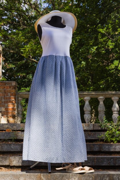 Letnia sukienka z dżerseju Biało niebieska sukienka na manekinie Kobiecy sarafan wykonany z naturalnej tkaniny Naturalne tło