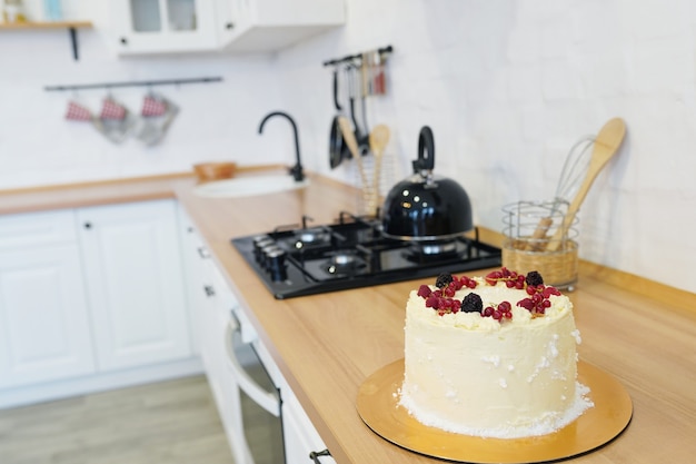 Letnia Tarta Z Kremem Budyniowym, świeżą Wiśnią I Truskawką Na Drewnianym Stole W Kuchni