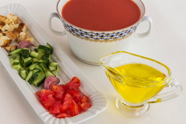 Letnia zimna zupa pomidorowa. Zestaw produktów do gazpacho, białe tło
