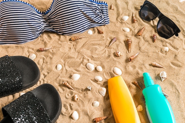 Letnie bikini i akcesoria stylowy zestaw plażowy letni strój plażowy i morski piasek