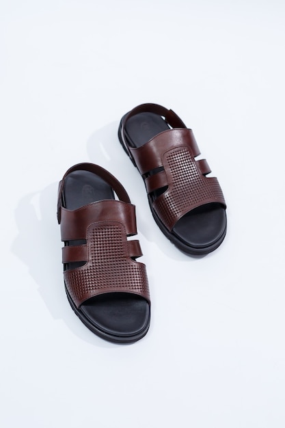 Letnie buty męskie wykonane ze skóry naturalnej, sandały męskie wykonane z naturalnego materiału na słoneczną pogodę. Zdjęcie wysokiej jakości