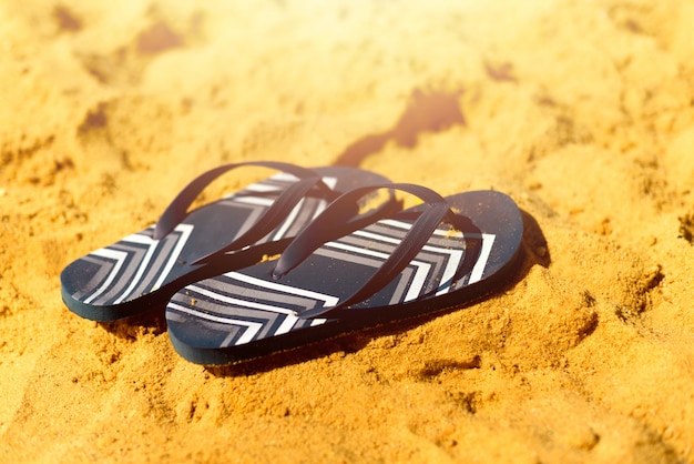 Letnie flipflops na piaszczystej plaży morskiej. Koncepcja tropikalny wakacje