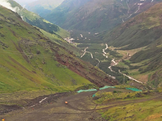 Letnie górskie stoki regionu Elbrus, porośnięte lasami, lodowcami i rzekami. Elbrus