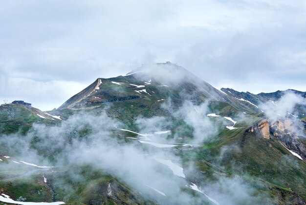 Letnie góry Alp, widok z Grossglockner High Alpine Road do Edelweisspitze