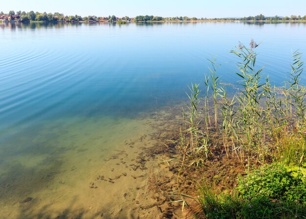 Letnie jezioro spokojne, rwące brzegi