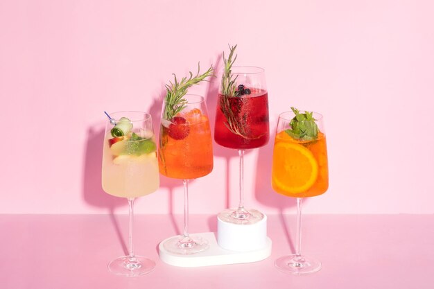 Letnie koktajle alkoholowe z lodem Relaksujące napoje orzeźwiające na gorące lato