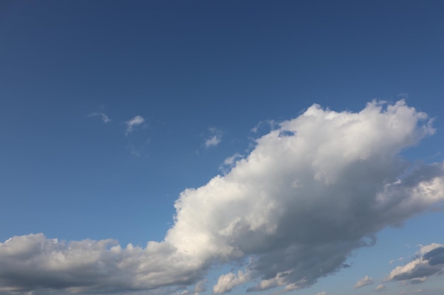 Zdjęcie letnie małe białe chmury na niebieskim tle