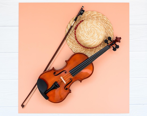 Letnie muzyczne tło wakacje Skrzypce i słomkowy kapelusz na białym tle z miejscem na tekst
