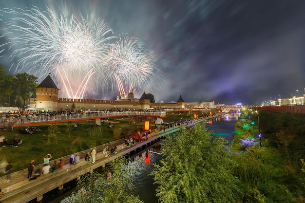 Letnie nocne fajerwerki nad kremlem na zakończenie dnia miasta w Tule Rosja